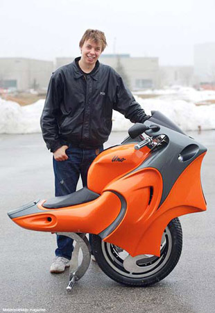 加拿大男子發(fā)明世界首輛獨輪摩托車(組圖)