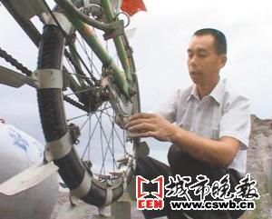 男子受抗洪啟發(fā)制造水上自行車(chē)(圖)
