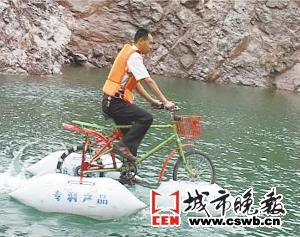男子受抗洪啟發(fā)制造水上自行車(chē)(圖)