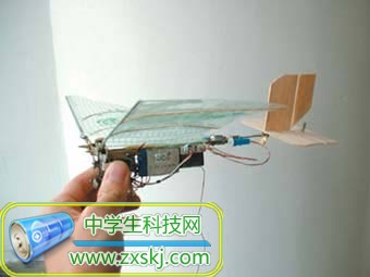 大三學(xué)生發(fā)明的“小飛機”