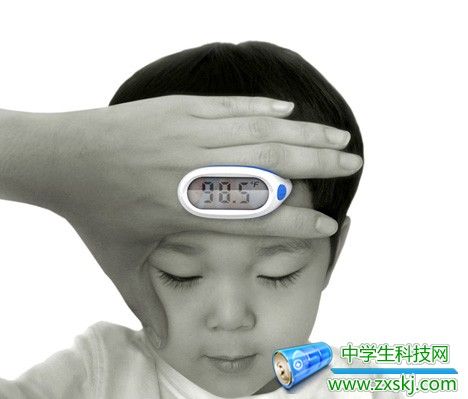 夾在指尖的溫度計