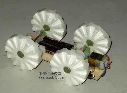 電動(dòng)兩棲車模型